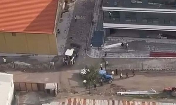İşçileri kepçeyle kovaladı!